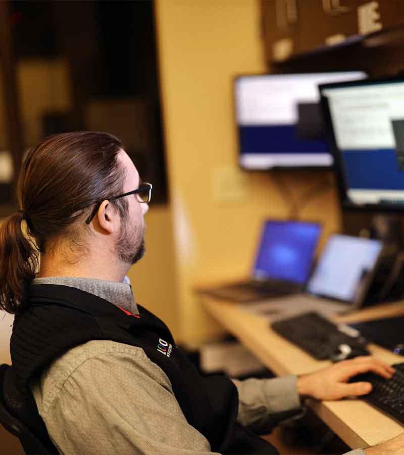 locknet_employee_at_computer