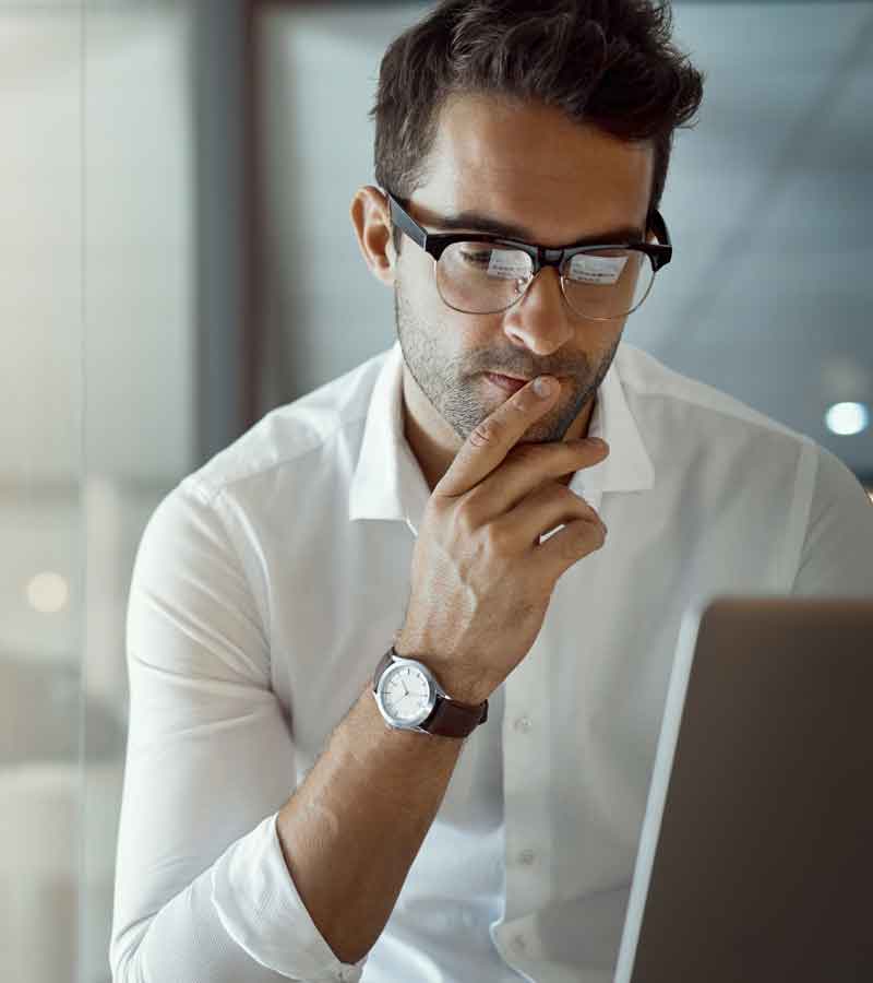 man_in_glasses_looking_at_laptop